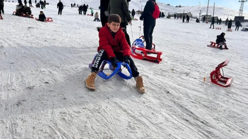 Ankara'da sömestir tatilinde aileler Elmadağ Kayak Merkezi'ne akın etti