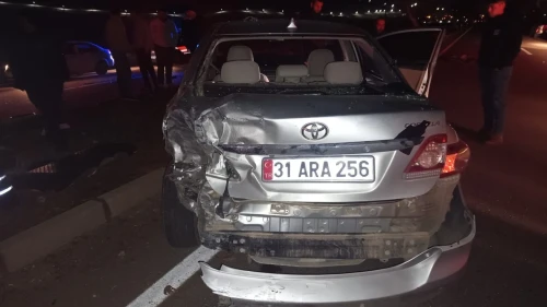 Hatay'da aydınlatma direğine çarpan Tofaş hurdaya döndü, 2 yaralı