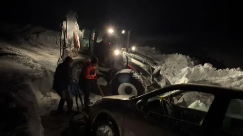 Ağrı’da kar ve fırtınada mahsur kalan vatandaşlar ekipler tarafından kurtarıldı