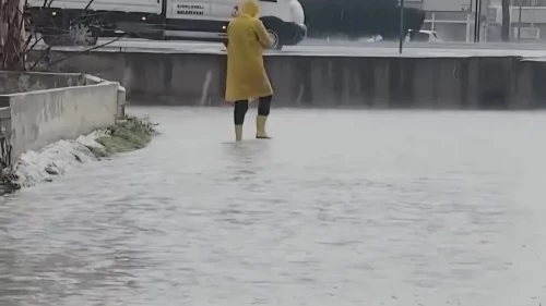Kırklareli’nde şiddetli sağanak nedeniyle cadde ve sokaklar su altında kaldı