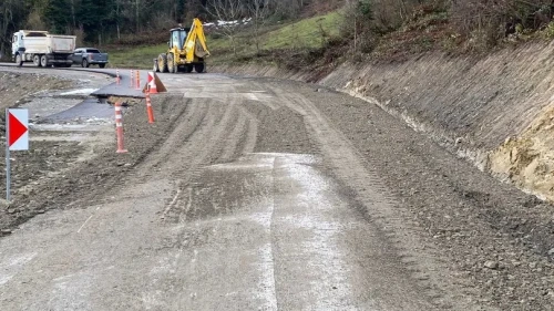 Türkeli’de karların erimesiyle heyelan meydana geldi ve yol çöktü