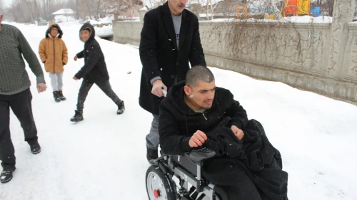 Muş'ta engelli gencin annesinin mezarını ziyaret etme hayali akülü sandalyeyle gerçek oldu