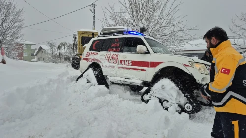 Bartın'da kar nedeniyle mahsur kalan hastayı sağlık ekipleri paletli ambulansla kurtardı