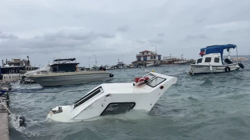 İzmir'in Karaburun ilçesinde fırtına nedeniyle iskeledeki tekneler battı