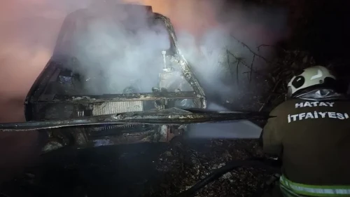 Dörtyol’da yanan otomobil kullanılmaz hale geldi