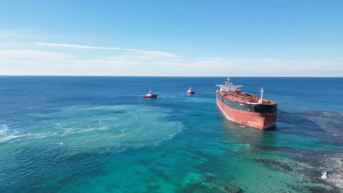 Bozcaada'da karaya oturan tankerin kurtarma çalışmaları dron ile görüntülendi