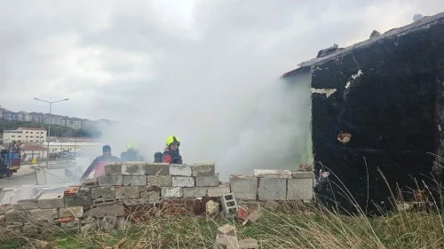 Bandırma’da metruk binada çıkan yangında 1 kişi dumandan etkilendi