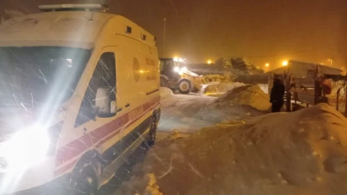 Van'da kar fırtınası nedeniyle mahsur kalanlar belediye ekipleri tarafından kurtarıldı
