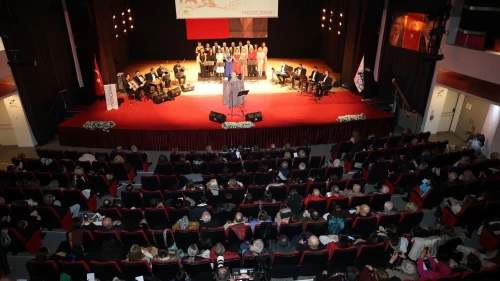 İzmir’de sağlık çalışanları Yeşilçam şarkılarıyla nostalji dolu bir konser verdi