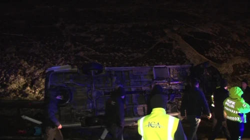 Kuzey Marmara Otoyolu’nda kar yağışı nedeniyle servis aracı devrildi, 11 kişi yaralandı