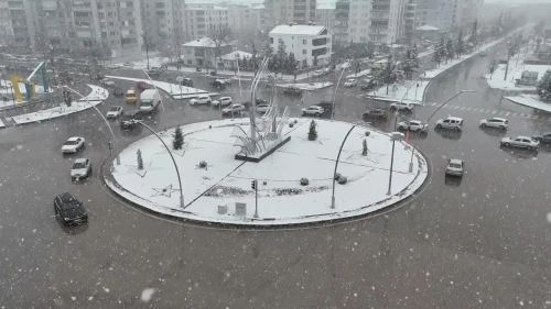 aksaray'da etkili olan kar yağışı şehri beyaza bürüdü