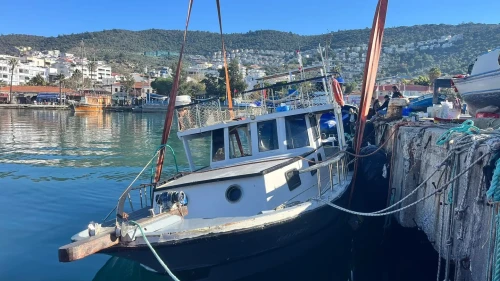 kuvvetli rüzgar Güllük’te limana bağlı balıkçı teknesini batırdı