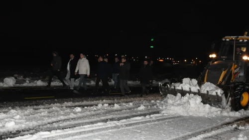 Mardin'in Nusaybin ilçesinde Kaymakam Evren Çakır karla mücadele çalışmalarını inceledi