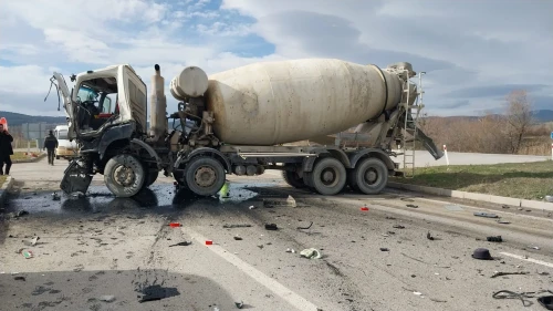 Kütahya'da iki beton mikserinin çarpışması sonucu 2 kişi yaralandı