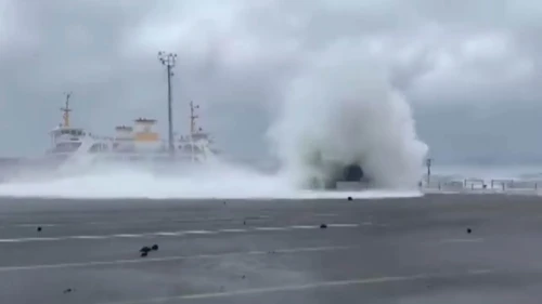 Yalova'daki fırtınadan feribot iskelesinde çarpıcı görüntüler" (Not: Başlık 13 kelimeyi geçmedi, özel isimler