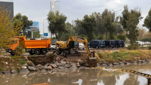 İzmir'de metrekareye 47,5 kilogram yağış düştü, su baskınları ve ağaç devrilmeleri yaşandı