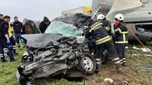 Edirne-Lalapaşa karayolunda tırın çarptığı otomobilin sürücüsü hayatını kaybetti
