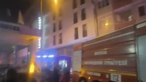 Bursa’da otel yangınında mahsur kalanlar itfaiye tarafından kurtarılıyor