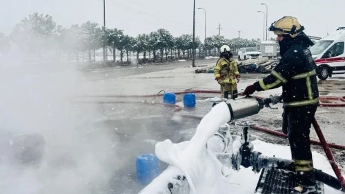 Diyarbakır’da ham petrol havuzunda çıkan yangın itfaiye ekiplerince söndürüldü