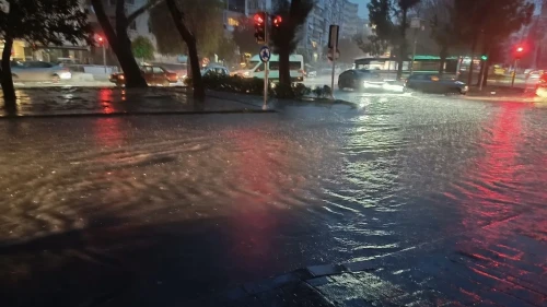 İzmir'de kuvvetli sağanak sonrası cadde ve sokaklar göle döndü