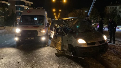 Elazığ’da buzlanmadan dolayı kontrolden çıkan hafif ticari araç direğe çarptı