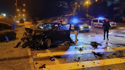 Bursa'nın Mustafakemalpaşa ilçesinde 2 otomobilin kafa kafaya çarpıştığı kazada 3 kişi ağır yaralandı