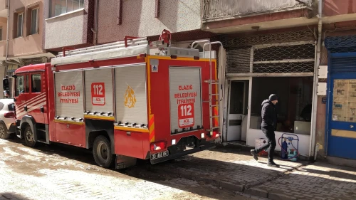 Elazığ’da depo yangını itfaiye ekipleri tarafından söndürüldü