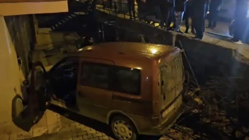 Çorum'da otomobille çarpışan hafif ticari araç apartman boşluğuna savruldu, 2 yaralı