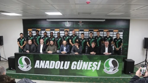 sakaryaspor transfer döneminin son gününde 13 yeni futbolcuyla sözleşme imzaladı