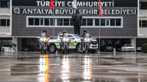 Antalya'da motorize zabıta ekipleri kaldırım işgalleri ve otobüs duraklarına park eden araçlara denetim