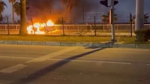 Alanya'da çarpışan araba alev topuna döndü