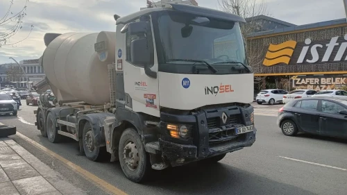 Ankara'da beton mikserinden kopan tekerlek üç otomobile çarptı