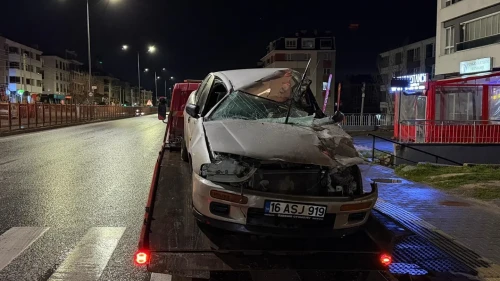 Eskişehir’de kırmızı ışıkta bekleyen tıra çarpan otomobilin sürücüsü itfaiye tarafından kurtarıldı