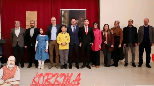 Bayburt'ta ilkokul öğrencileri İstiklal Marşı'nı güzel okumak için yarıştı