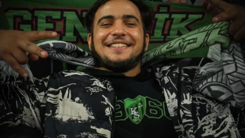 Kocaeli'de tribünden düşen genç taraftar hayatını kaybetti