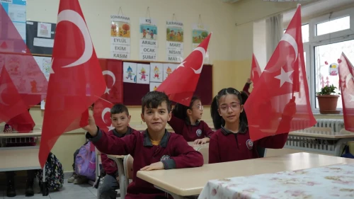 Bayburt’ta 14 bin 319 öğrenci ‘Bayrak Sevgisi’ temasıyla ikinci döneme başladı