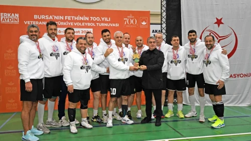 Bursa'da Osmangazi Belediyesi'nin düzenlediği veteranlar voleybol turnuvası sona erdi