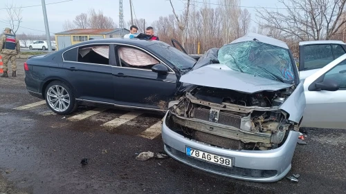 Bingöl'de iki otomobilin çarpışması sonucu 1 kişi hayatını kaybetti, 4 kişi yaralandı