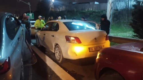 TEM Otoyolu'nda 8 araçlı zincirleme kaza trafiği kilitleti