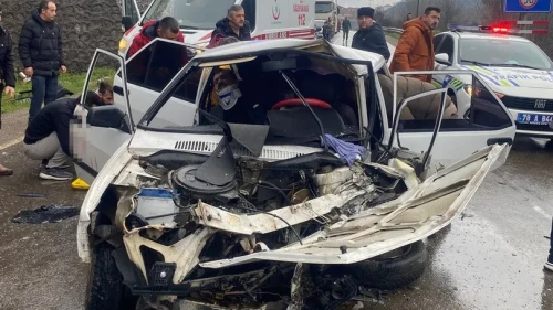 Karabük'te iki otomobilin kafa kafaya çarpışması sonucu 5 kişi yaralandı