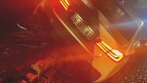 Bursa’da kontrolden çıkan otomobil duvara çarptı, 2 kişi yaralandı