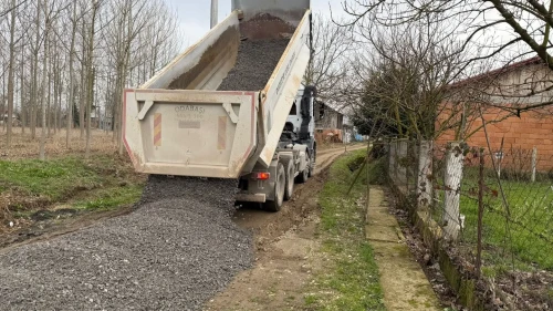 Düzce'nin Aydınpınar köyü Şöse Mahallesi'nde yol bakım çalışmaları başladı