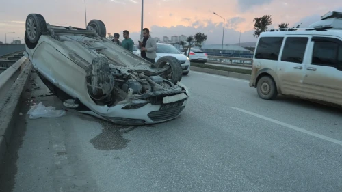 Antakya'da takla atan otomobilde 3 kişi yaralandı