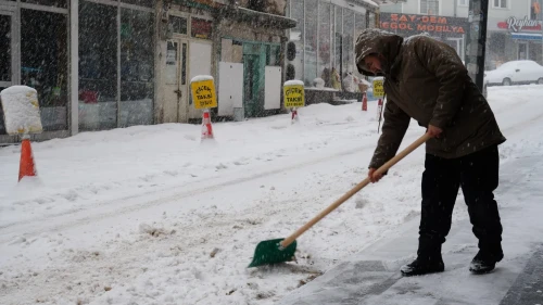 Bayburt'ta lapa lapa kar yağışı hayatı olumsuz etkiliyor