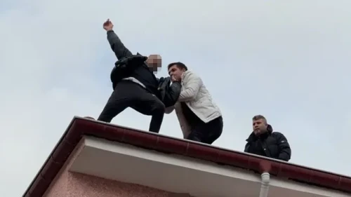 Konya'nın Kulu ilçesinde çatıdan düşmek üzere olan kişi emniyet müdürü tarafından kurtarıldı