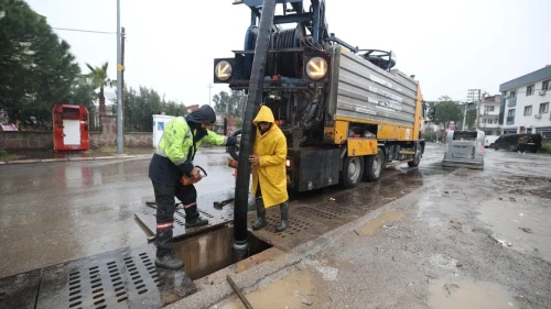 İzmir’de etkili sağanak yağışa karşı belediye ekipleri 24 saat görevde