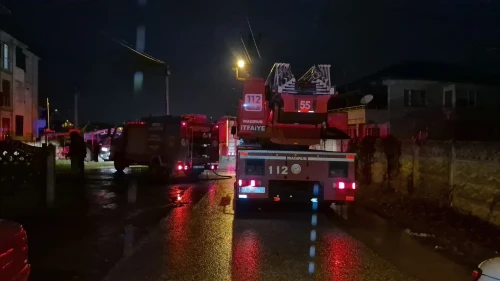 Düzce'de ısınmak için yakılan ateş 3 katlı binada yangına neden oldu