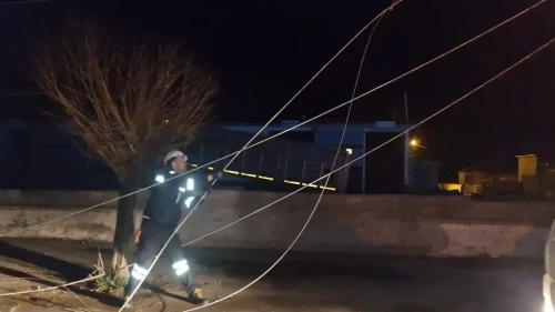 Alaca'da kamyon elektrik ve telefon hatlarına zarar verdi