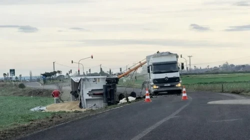 Muratlı’da kontrolden çıkan kamyon yol kenarına devrildi