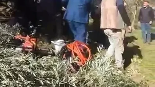 Çanakkale’de traktörün altında kalan sürücü için belediye başkanı ve vatandaşlar seferber oldu